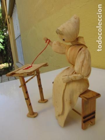 Mu&ntilde;ecas extranjeras: Mu&ntilde;eca checa bordando hecha con hojas de ma&iacute;z y madera - Foto 3