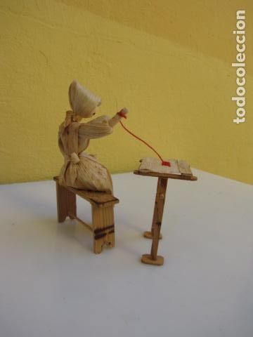 Mu&ntilde;ecas extranjeras: Mu&ntilde;eca checa bordando hecha con hojas de ma&iacute;z y madera - Foto 4