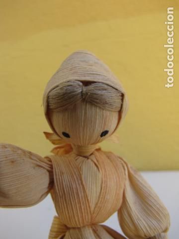Mu&ntilde;ecas extranjeras: Mu&ntilde;eca checa bordando hecha con hojas de ma&iacute;z y madera - Foto 5