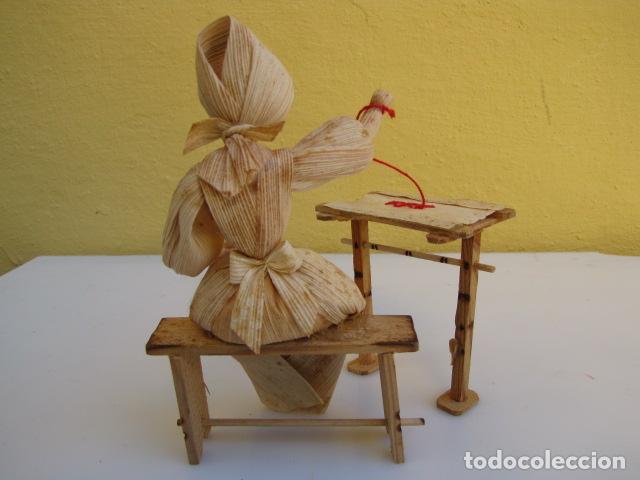 Mu&ntilde;ecas extranjeras: Mu&ntilde;eca checa bordando hecha con hojas de ma&iacute;z y madera - Foto 1