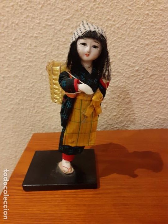 Mu&ntilde;ecas extranjeras: mu&ntilde;eca china de porcelana y textil - Foto 1