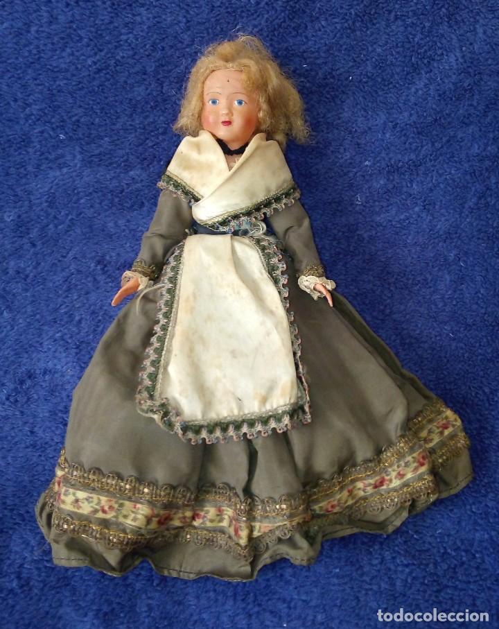 Mu&ntilde;ecas extranjeras: Mu&ntilde;eca de celuloide con traje de raso - Foto 1