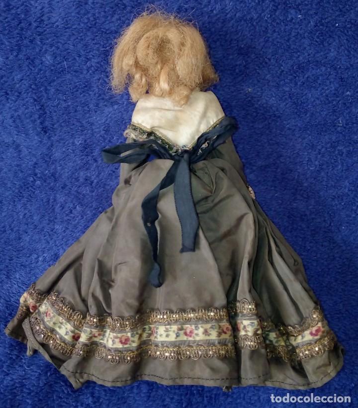 Mu&ntilde;ecas extranjeras: Mu&ntilde;eca de celuloide con traje de raso - Foto 2