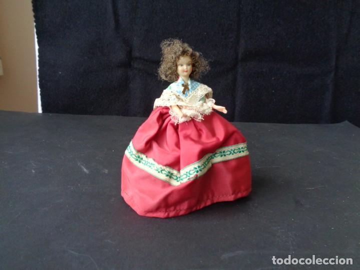 Mu&ntilde;ecas extranjeras: PEQUE&Ntilde;A MU&Ntilde;ECA VESTIDA DE EPOCA - Foto 1