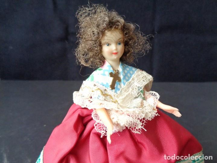 Mu&ntilde;ecas extranjeras: PEQUE&Ntilde;A MU&Ntilde;ECA VESTIDA DE EPOCA - Foto 2