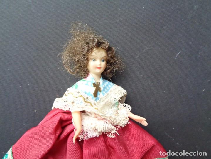 Mu&ntilde;ecas extranjeras: PEQUE&Ntilde;A MU&Ntilde;ECA VESTIDA DE EPOCA - Foto 4