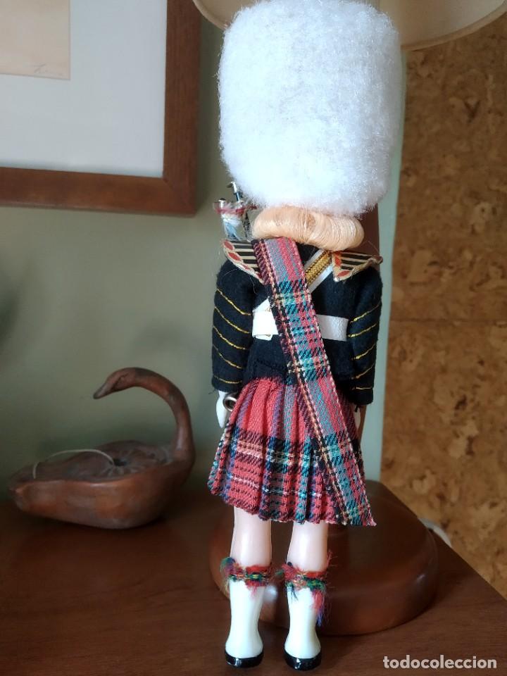 Mu&ntilde;ecas extranjeras: Peque&ntilde;a mu&ntilde;eca Londinense - Foto 2
