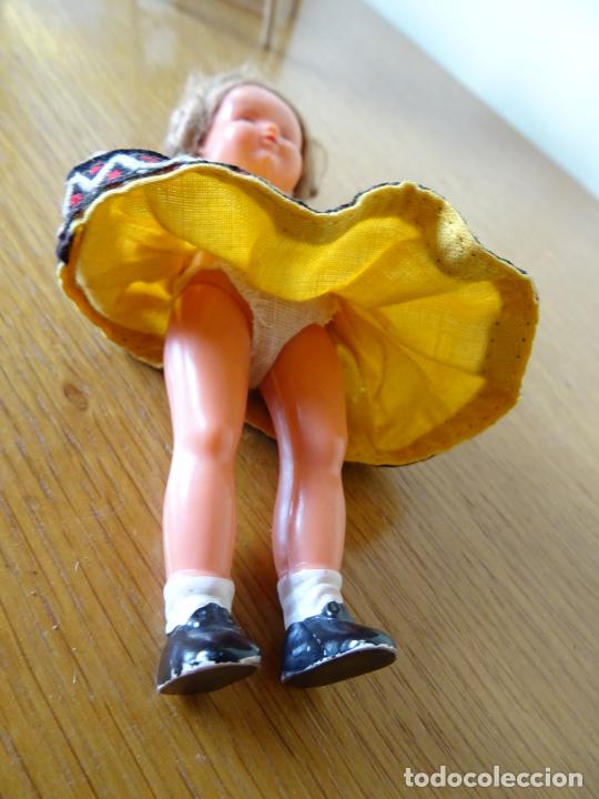 Mu&ntilde;ecas extranjeras: PEQUE&Ntilde;A MU&Ntilde;ECA ANTIGUA CON SILLA DE MADERA - Foto 6