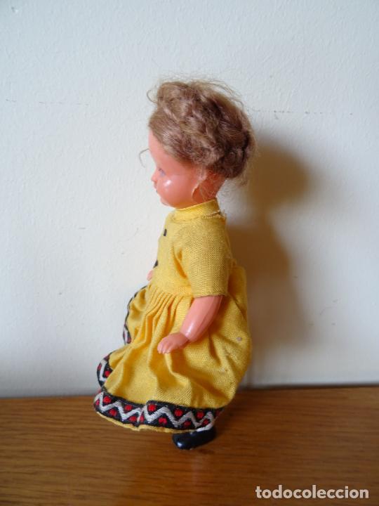 Mu&ntilde;ecas extranjeras: PEQUE&Ntilde;A MU&Ntilde;ECA ANTIGUA CON SILLA DE MADERA - Foto 5