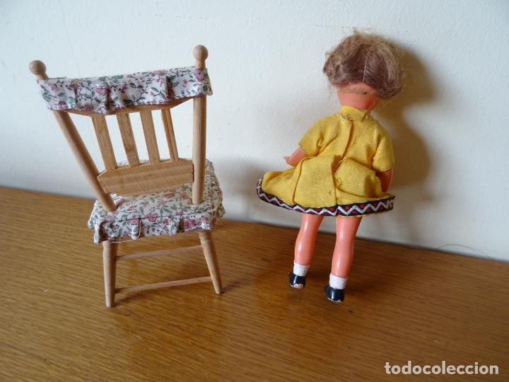 Mu&ntilde;ecas extranjeras: PEQUE&Ntilde;A MU&Ntilde;ECA ANTIGUA CON SILLA DE MADERA - Foto 3