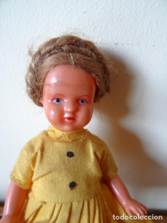Mu&ntilde;ecas extranjeras: PEQUE&Ntilde;A MU&Ntilde;ECA ANTIGUA CON SILLA DE MADERA - Foto 4