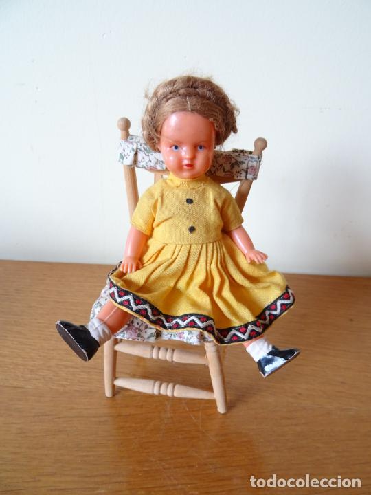 Mu&ntilde;ecas extranjeras: PEQUE&Ntilde;A MU&Ntilde;ECA ANTIGUA CON SILLA DE MADERA - Foto 1