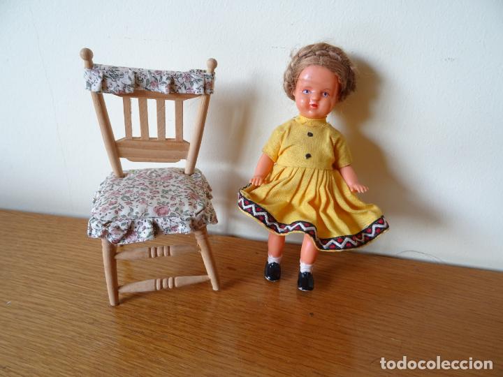 Mu&ntilde;ecas extranjeras: PEQUE&Ntilde;A MU&Ntilde;ECA ANTIGUA CON SILLA DE MADERA - Foto 2