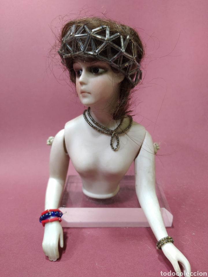 Mu&ntilde;ecas extranjeras: Busto de mu&ntilde;eca en biscuit (1920), con tocado, pulseras y collar - Foto 1