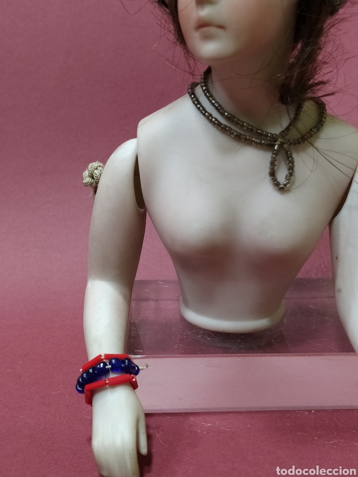 Mu&ntilde;ecas extranjeras: Busto de mu&ntilde;eca en biscuit (1920), con tocado, pulseras y collar - Foto 3