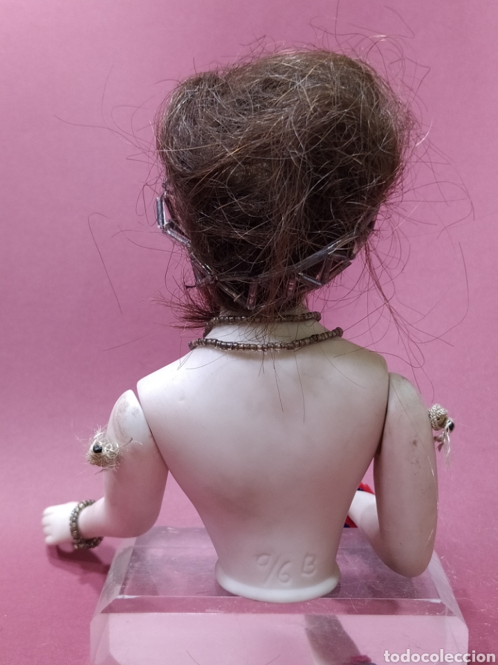 Mu&ntilde;ecas extranjeras: Busto de mu&ntilde;eca en biscuit (1920), con tocado, pulseras y collar - Foto 4