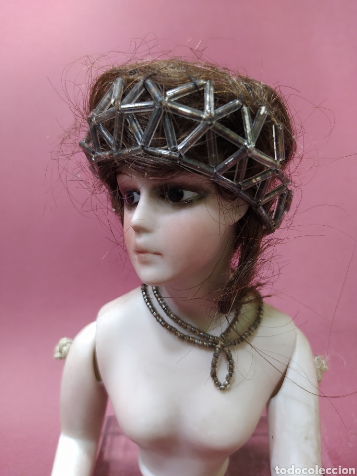 Mu&ntilde;ecas extranjeras: Busto de mu&ntilde;eca en biscuit (1920), con tocado, pulseras y collar - Foto 2