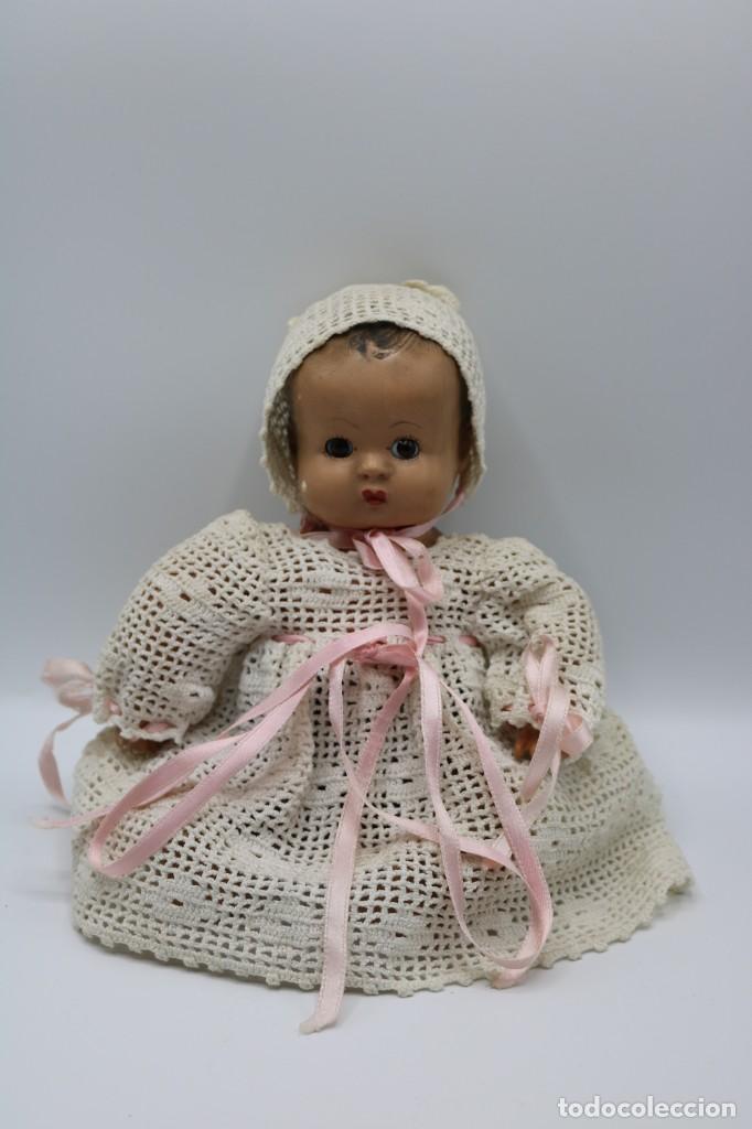 Mu&ntilde;ecas extranjeras: Mu&ntilde;eca MUY antigua con vestimenta de ganchillo - Foto 1