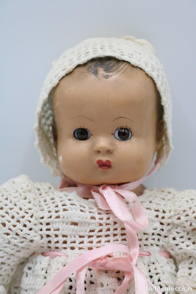Mu&ntilde;ecas extranjeras: Mu&ntilde;eca MUY antigua con vestimenta de ganchillo - Foto 2