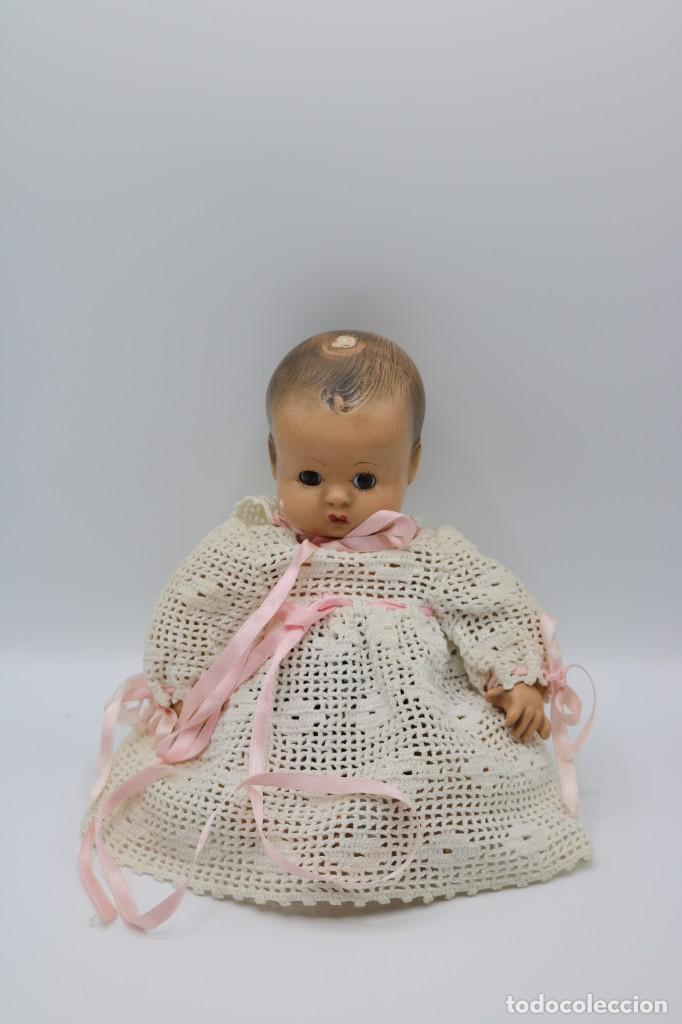 Mu&ntilde;ecas extranjeras: Mu&ntilde;eca MUY antigua con vestimenta de ganchillo - Foto 3