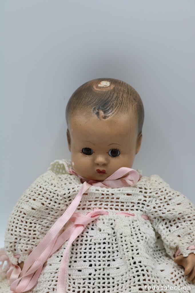 Mu&ntilde;ecas extranjeras: Mu&ntilde;eca MUY antigua con vestimenta de ganchillo - Foto 4