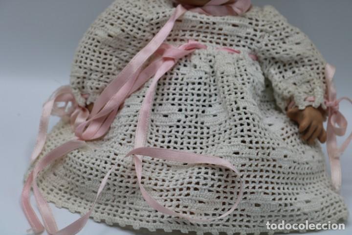 Mu&ntilde;ecas extranjeras: Mu&ntilde;eca MUY antigua con vestimenta de ganchillo - Foto 5