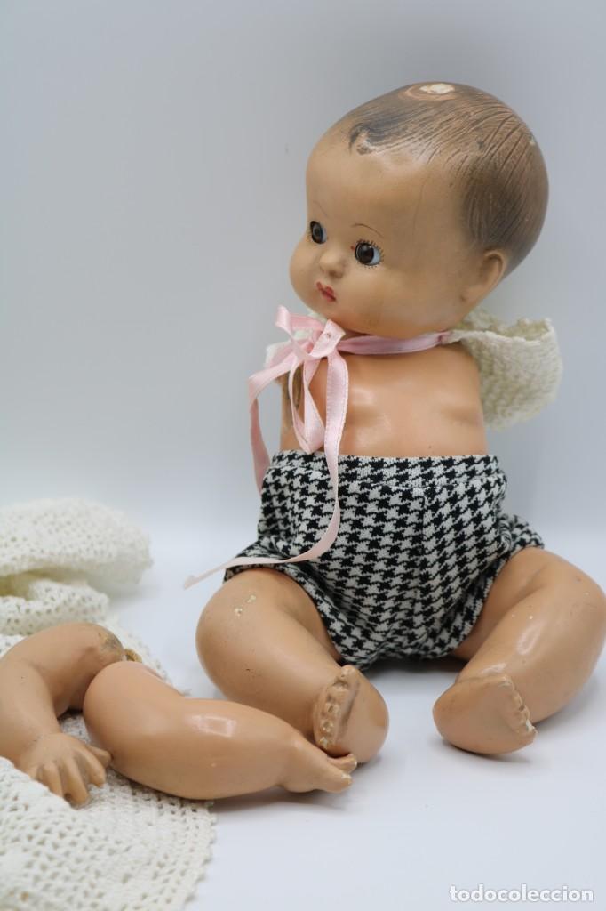 Mu&ntilde;ecas extranjeras: Mu&ntilde;eca MUY antigua con vestimenta de ganchillo - Foto 7