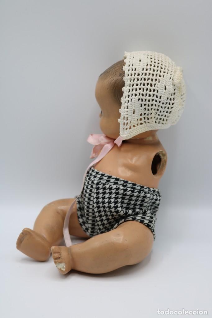 Mu&ntilde;ecas extranjeras: Mu&ntilde;eca MUY antigua con vestimenta de ganchillo - Foto 11