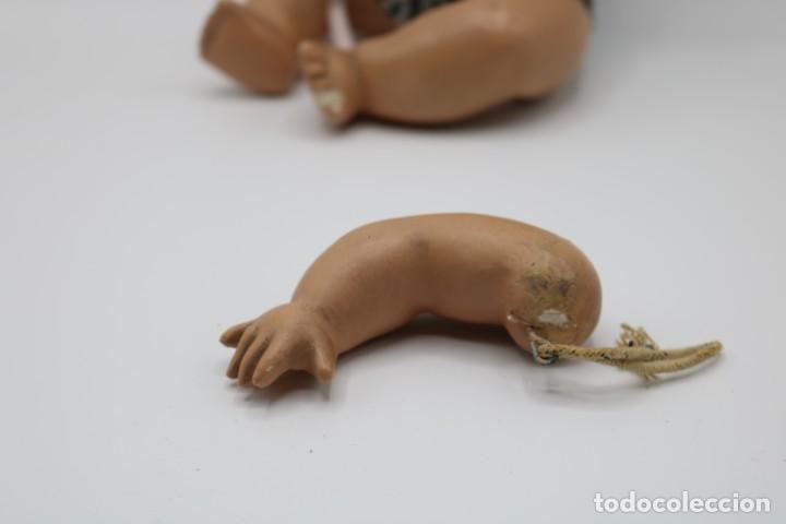 Mu&ntilde;ecas extranjeras: Mu&ntilde;eca MUY antigua con vestimenta de ganchillo - Foto 12
