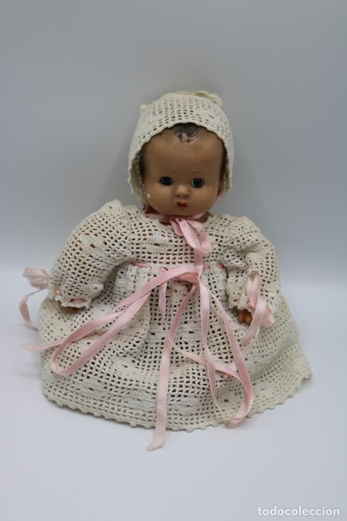 Mu&ntilde;ecas extranjeras: Mu&ntilde;eca MUY antigua con vestimenta de ganchillo - Foto 14