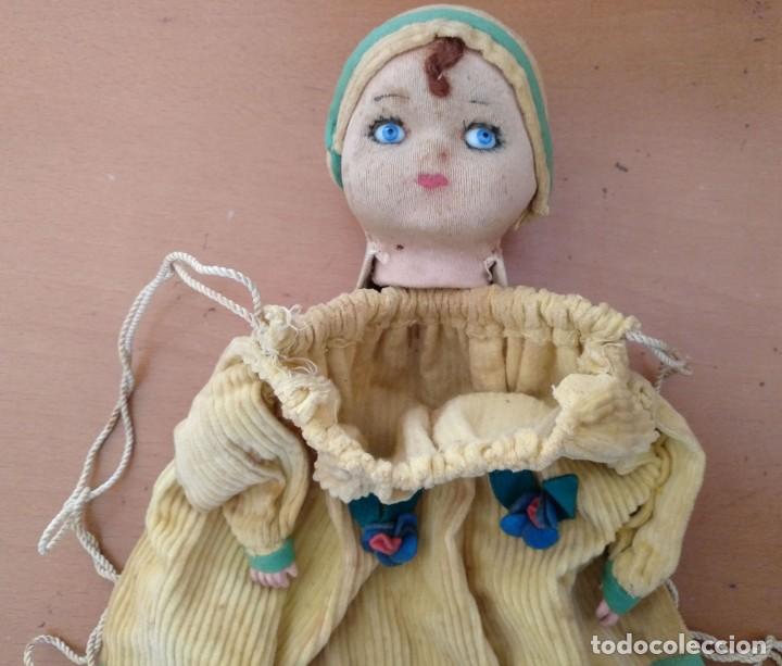 Muñecas Extranjeras: Curiosa y bonita muñeca bolsa en mache, trapo, celuloide y mohair. Ca. 1925 - Foto 2 - 258159090