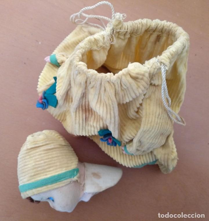 Muñecas Extranjeras: Curiosa y bonita muñeca bolsa en mache, trapo, celuloide y mohair. Ca. 1925 - Foto 3 - 258159090