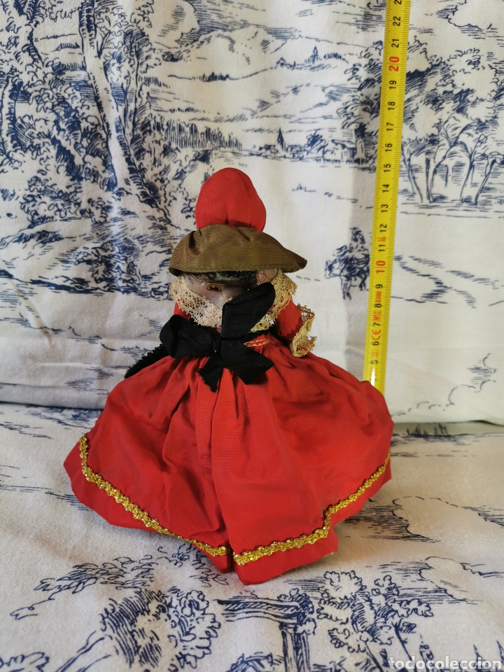 Mu&ntilde;ecas extranjeras: Mu&ntilde;eca con traje antiguo - Foto 2