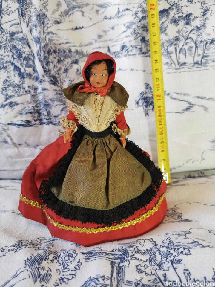 Mu&ntilde;ecas extranjeras: Mu&ntilde;eca con traje antiguo - Foto 1