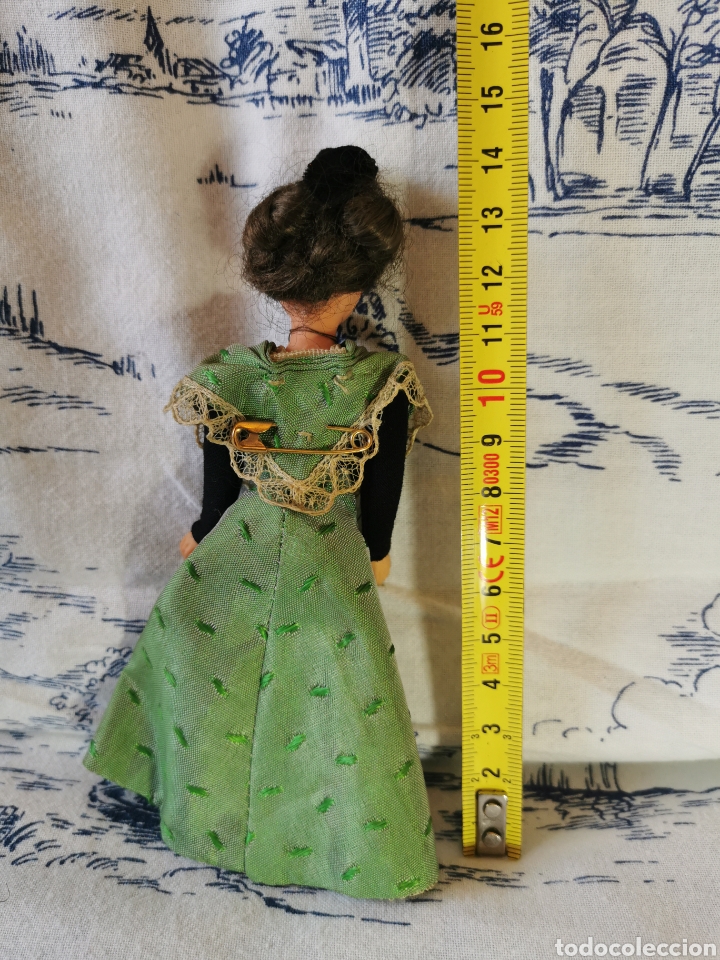 Mu&ntilde;ecas extranjeras: Mu&ntilde;eca antigua con traje de &eacute;poca - Foto 2