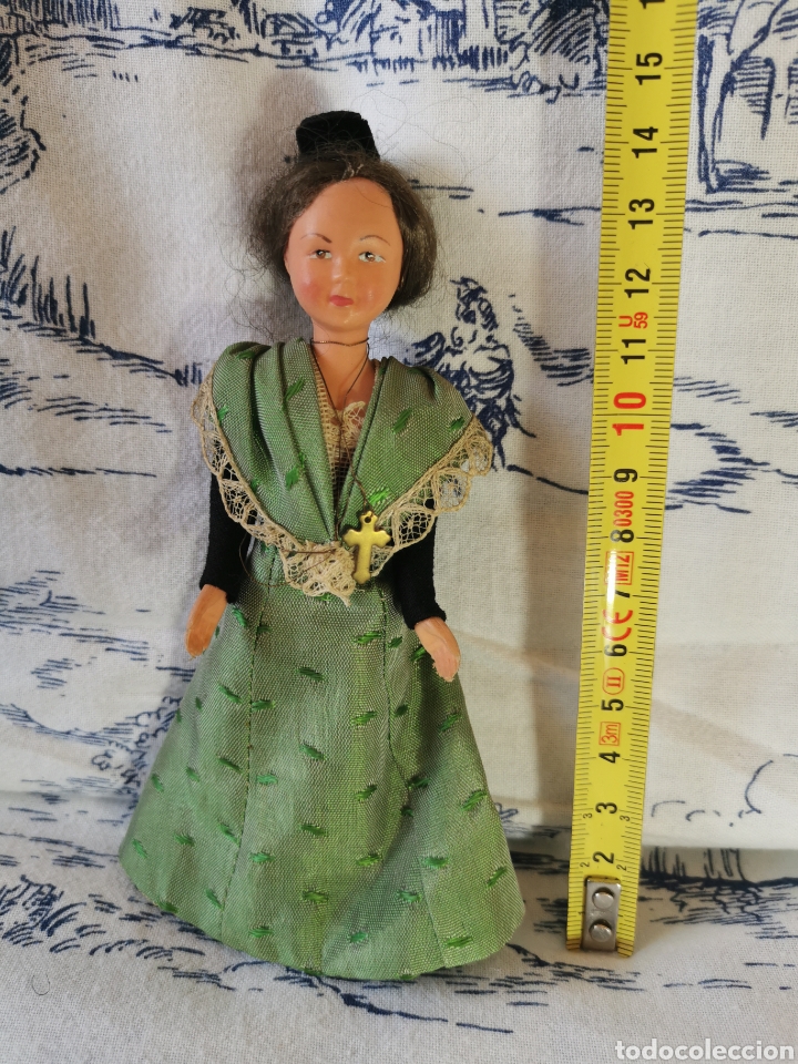 Mu&ntilde;ecas extranjeras: Mu&ntilde;eca antigua con traje de &eacute;poca - Foto 1