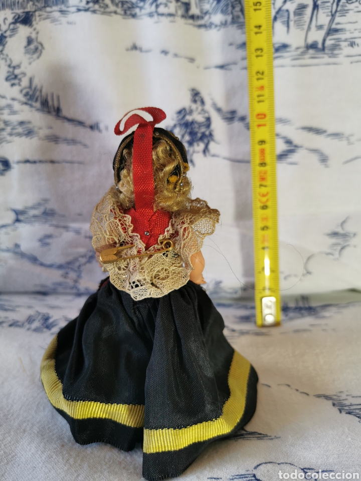 Mu&ntilde;ecas extranjeras: Antigua mu&ntilde;eca con traje de &eacute;poca - Foto 2