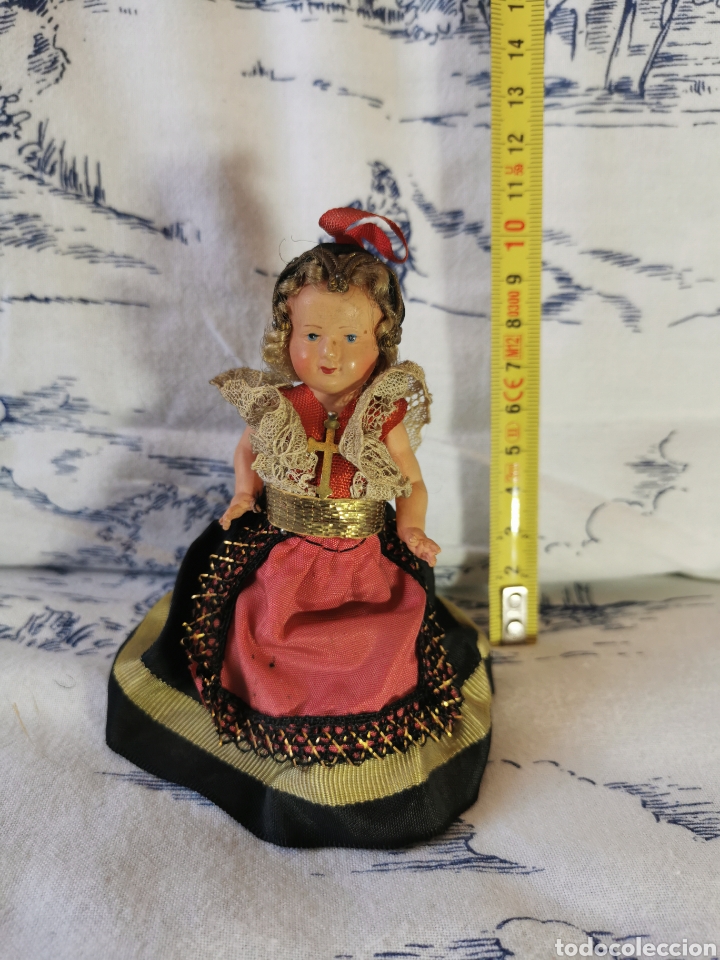 Mu&ntilde;ecas extranjeras: Antigua mu&ntilde;eca con traje de &eacute;poca - Foto 1