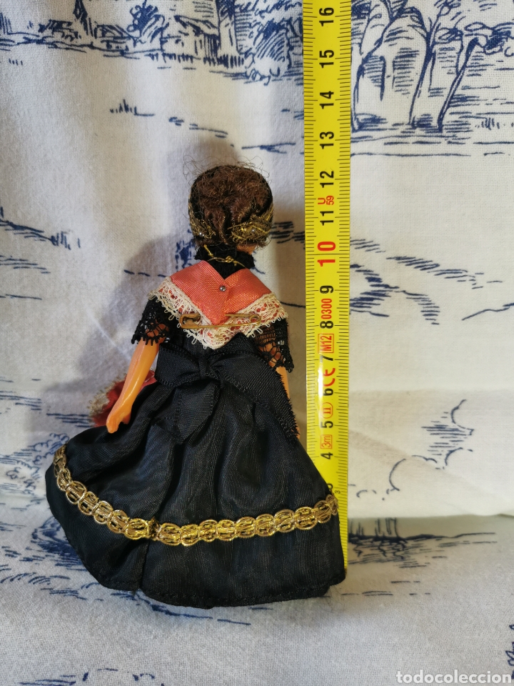 Mu&ntilde;ecas extranjeras: Antigua mu&ntilde;eca con traje de &eacute;poca - Foto 2