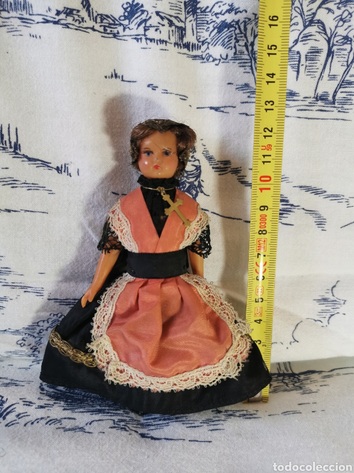 Mu&ntilde;ecas extranjeras: Antigua mu&ntilde;eca con traje de &eacute;poca - Foto 1