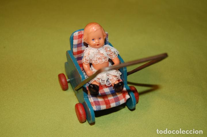 Dollhouse baby carriage toy. Cochecito bebé juguete casa de muñecas