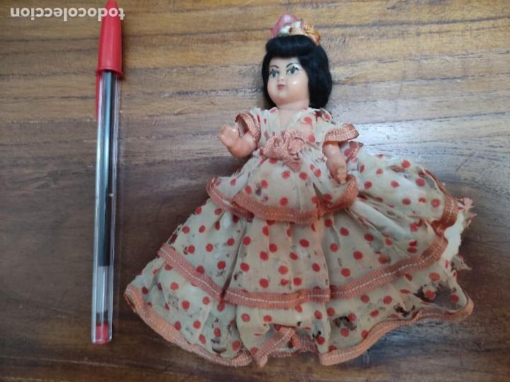 Mu&ntilde;ecas extranjeras: Mu&ntilde;eca peque&ntilde;a (10 cm), sin marca, vestido ra&iacute;do - Foto 1