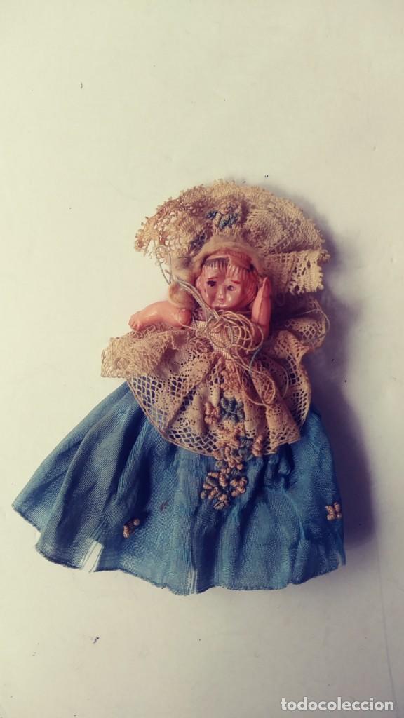 Mu&ntilde;ecas extranjeras: PEQUE&Ntilde;A MU&Ntilde;ECA CON TRAJE - Foto 1