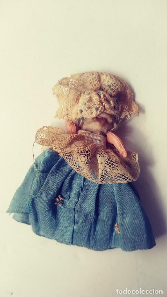 Mu&ntilde;ecas extranjeras: PEQUE&Ntilde;A MU&Ntilde;ECA CON TRAJE - Foto 2