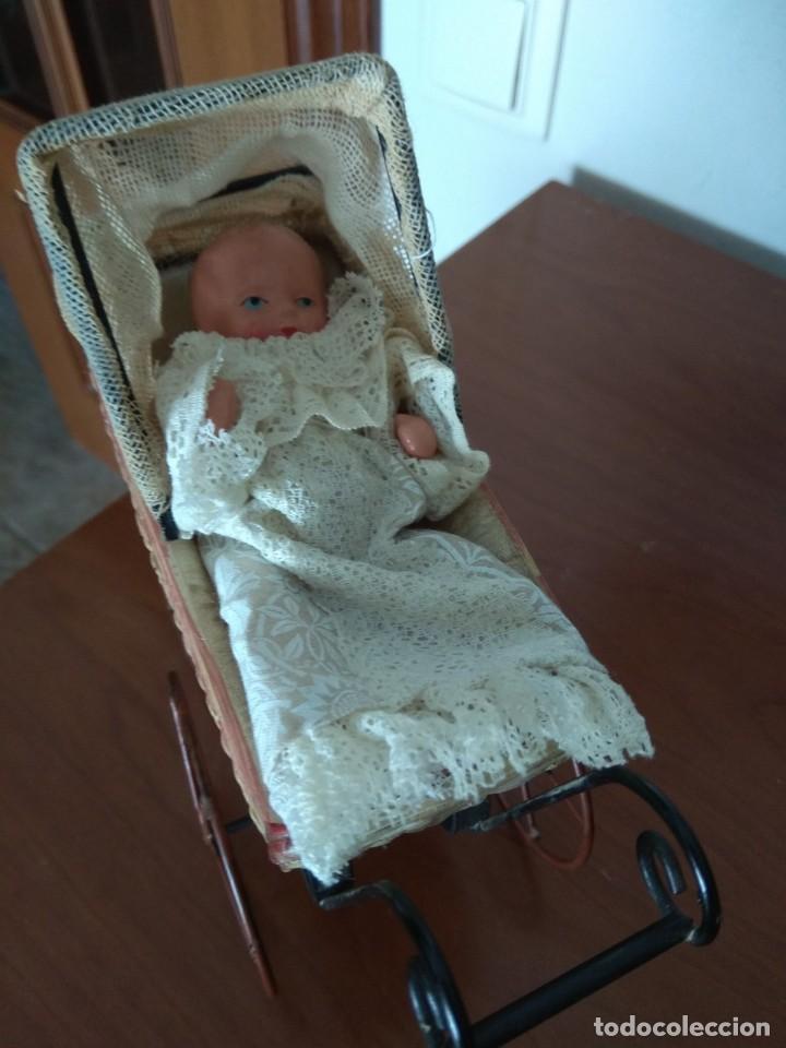 Mu&ntilde;ecas extranjeras: ANTIGUO COCHECITO DE PASEO MINIATURA CON EL BEB&Eacute; - Foto 2