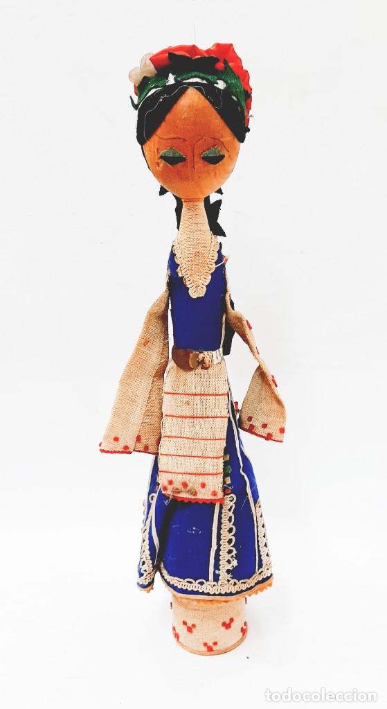 Mu&ntilde;ecas extranjeras: Mu&ntilde;eca de madera popular b&uacute;lgara grande vintage - Foto 1