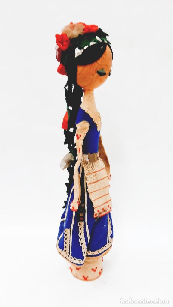 Mu&ntilde;ecas extranjeras: Mu&ntilde;eca de madera popular b&uacute;lgara grande vintage - Foto 2