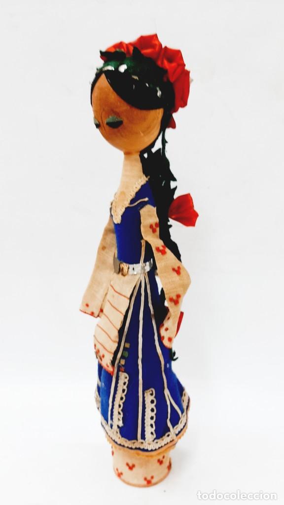 Mu&ntilde;ecas extranjeras: Mu&ntilde;eca de madera popular b&uacute;lgara grande vintage - Foto 5