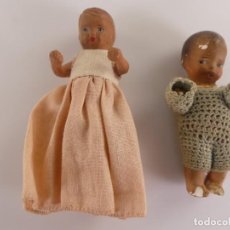 Bambole Internazionali: DOS ANTIGUOS MUÑECOS PEQUEÑOS HECHOS DE ESCAYOLA. Lote 358978295