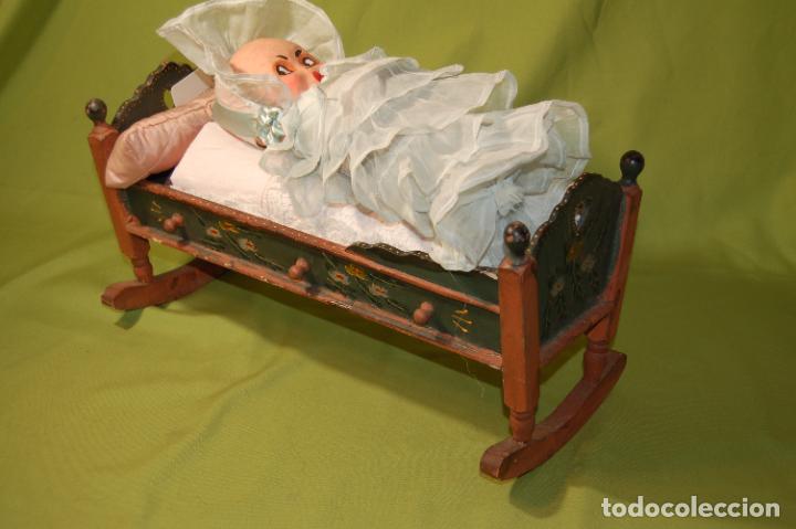 Mu&ntilde;ecas extranjeras: kewpie en cuna de madera - Foto 2